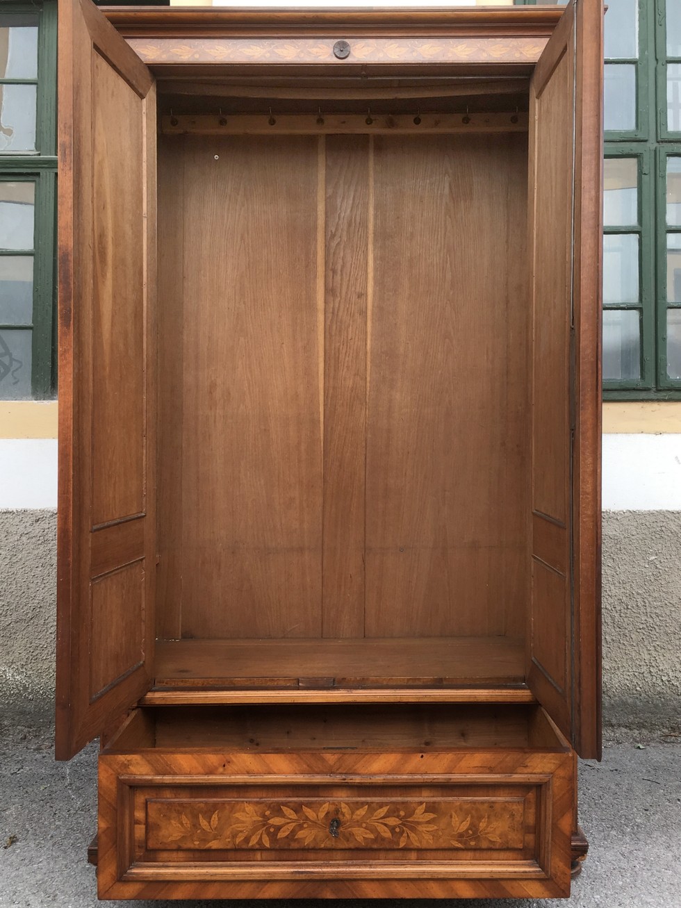 Kleiderschrank antik Nussholz Intarsien