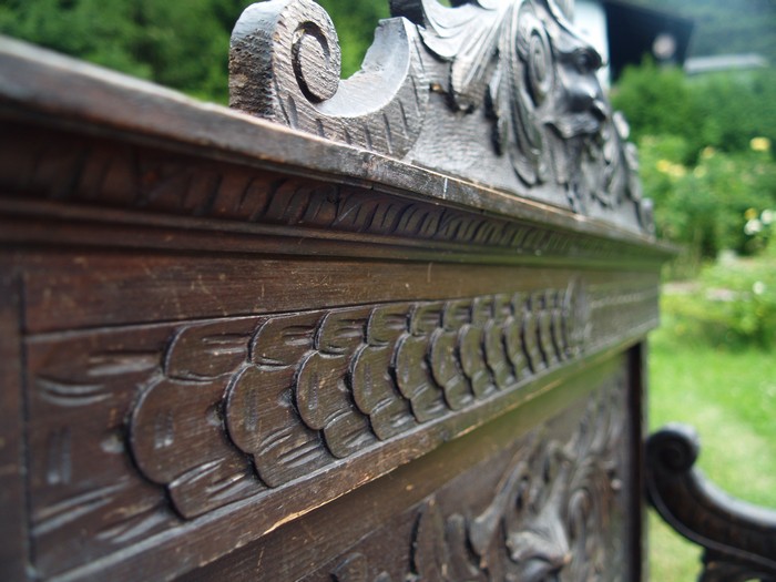 Truhenbank beschnitzt