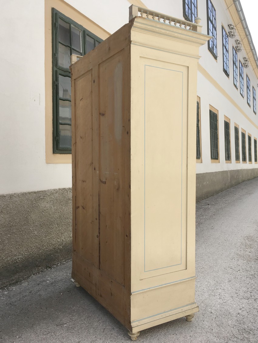 Garderobenschrank antik cremefarben