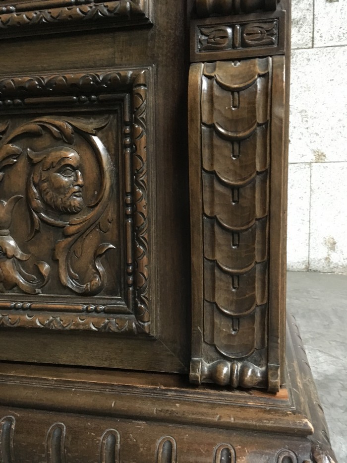 Schrank antik Fratzen