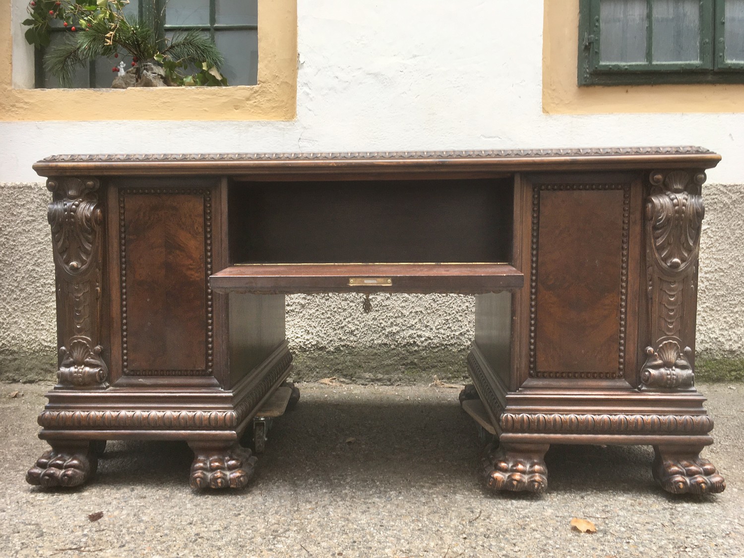 Schreibtisch antik Freisteher Herrenzimmerschreibtisch groß Tatzenbeine beschnitzt