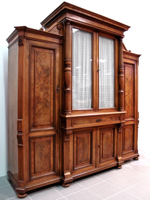 Antiquität, eleganter großer Herrenschrank