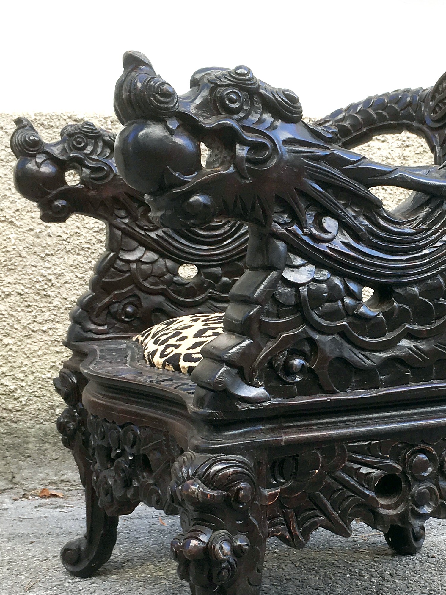 Armlehnen beschnitzt