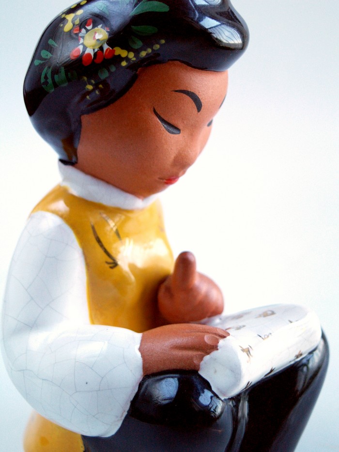 Chinese Figur lesend Austria Charli Bauer Gmundner Keramik alt "Mädchen"