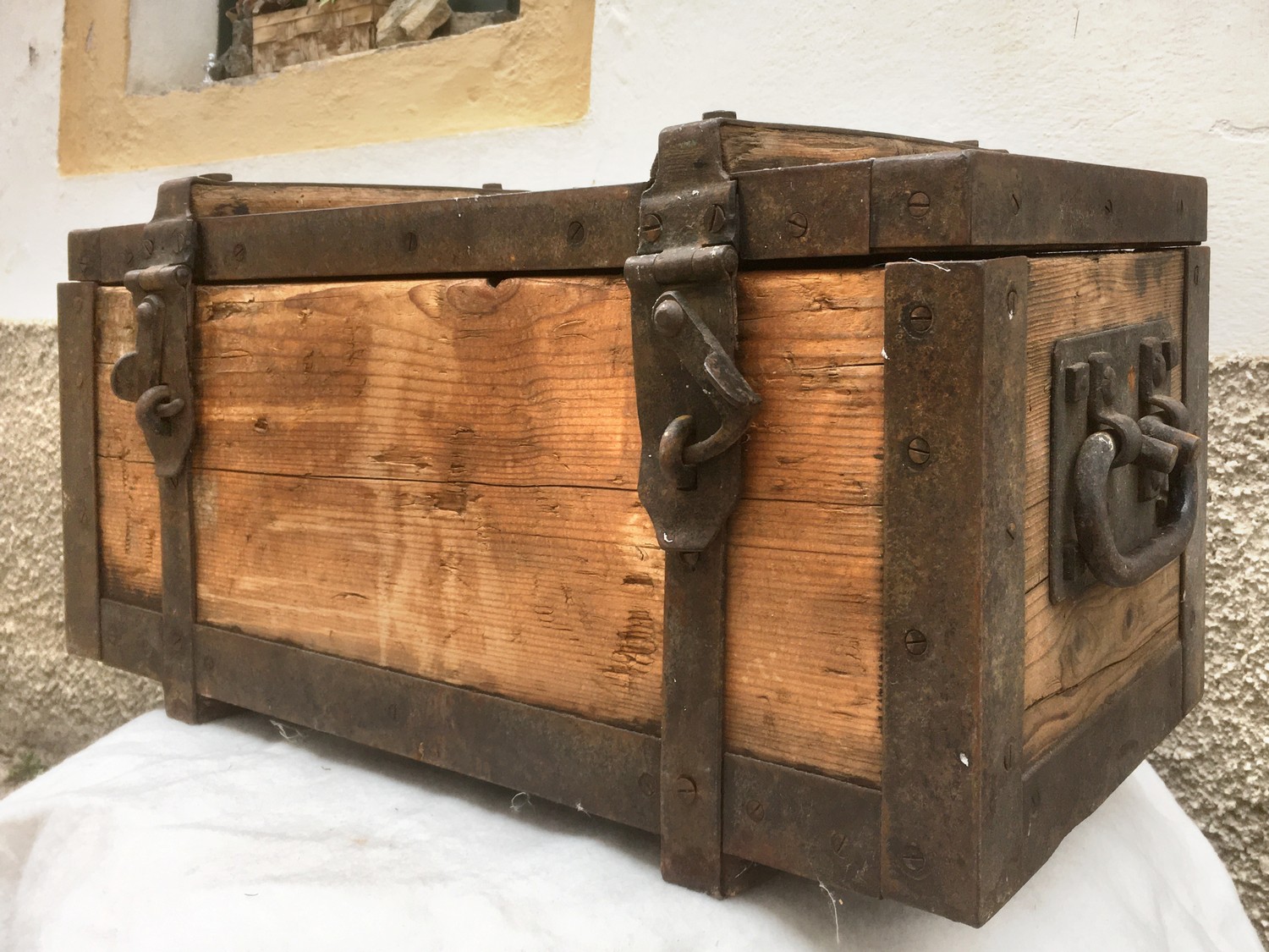 Truhe klein antik Weichholz Eisenbeschläge Schatztruhe Transportkiste schwer