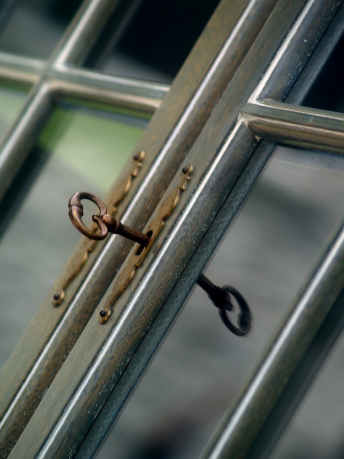 Vitrine grün bemalt Landhausstil Küchenschrank GEschirrschrank Vintage Sprossen Kristallglas Vollholz