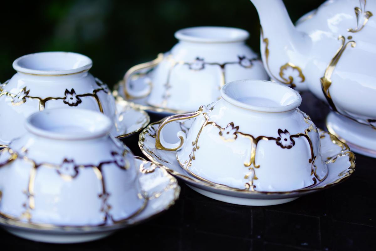 Antike Biedermeier Teekanne Porzellan elfenbein Goldverzierung