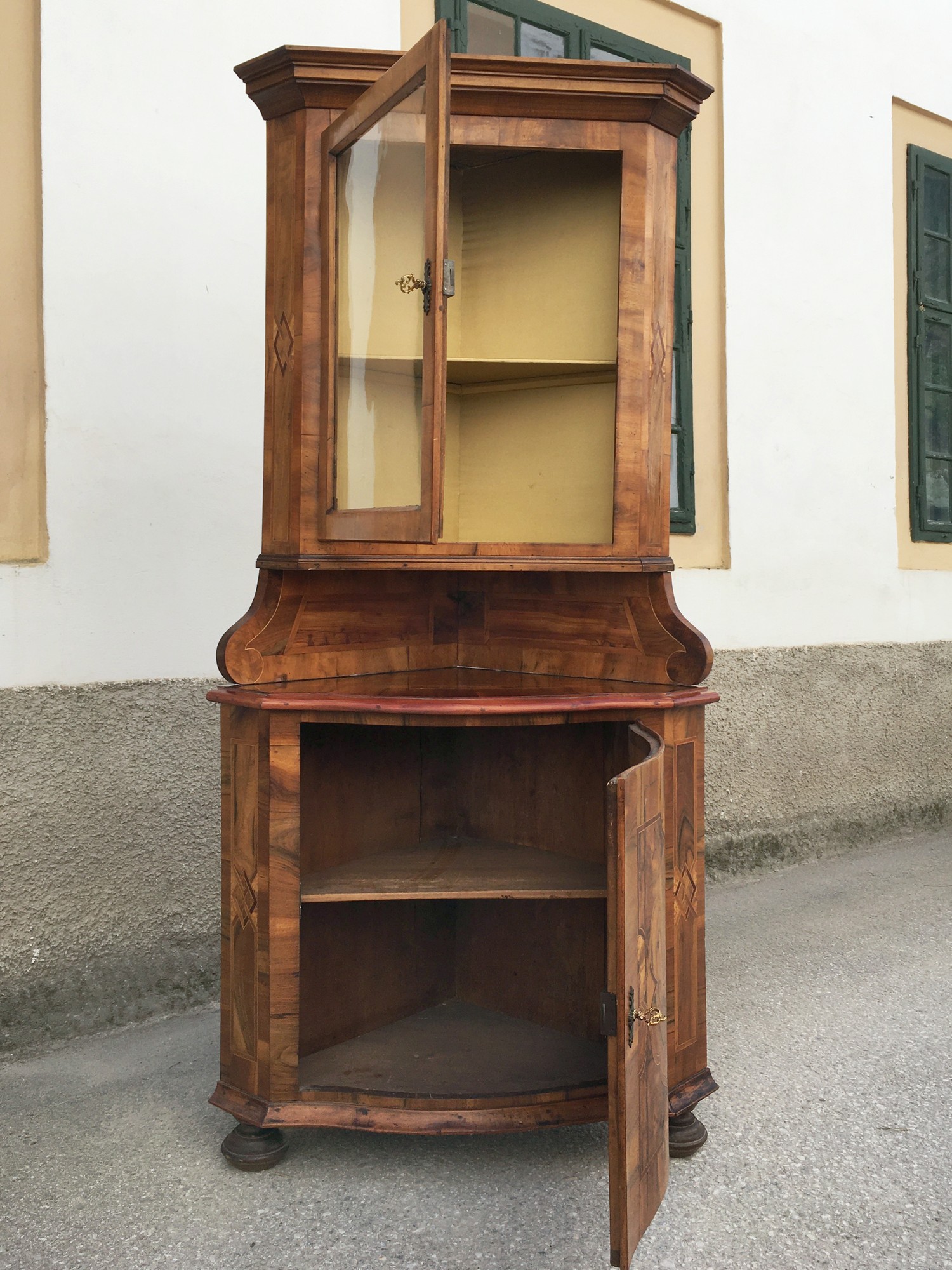 Vitrine Eckvitrine Eckschrank Barockstil Antik Nussholzfurnier Intarsien Edelteil