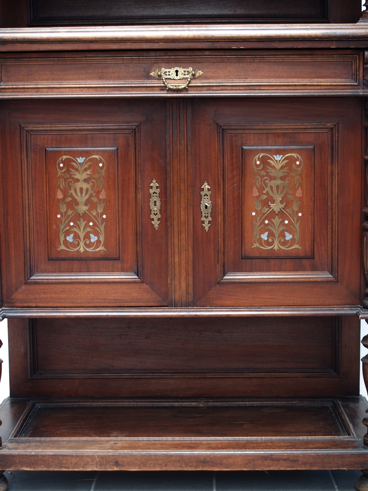 Schrank antik Messing Intarsien