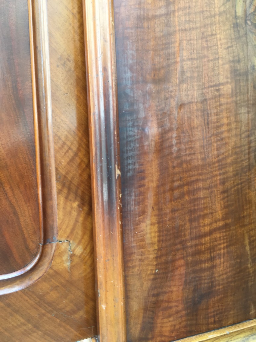 Nussholz Schrank antik