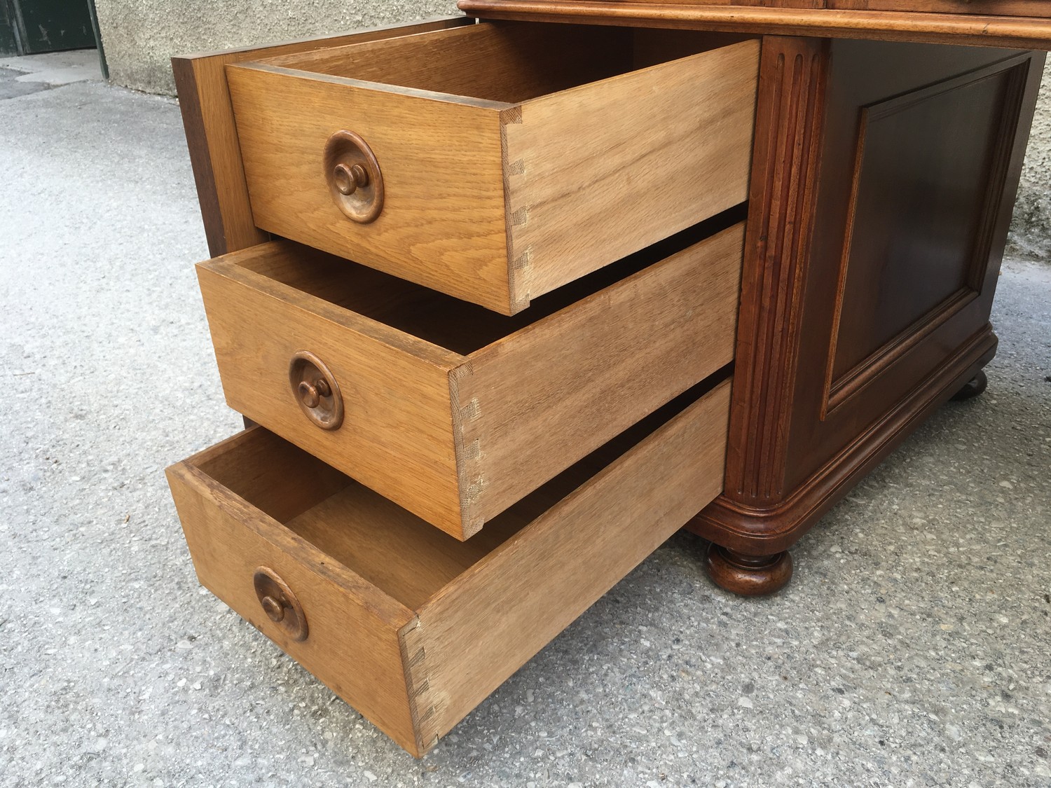 Schreibtisch Historismus antik restauriert groß Freisteher Herrenschreibtisch