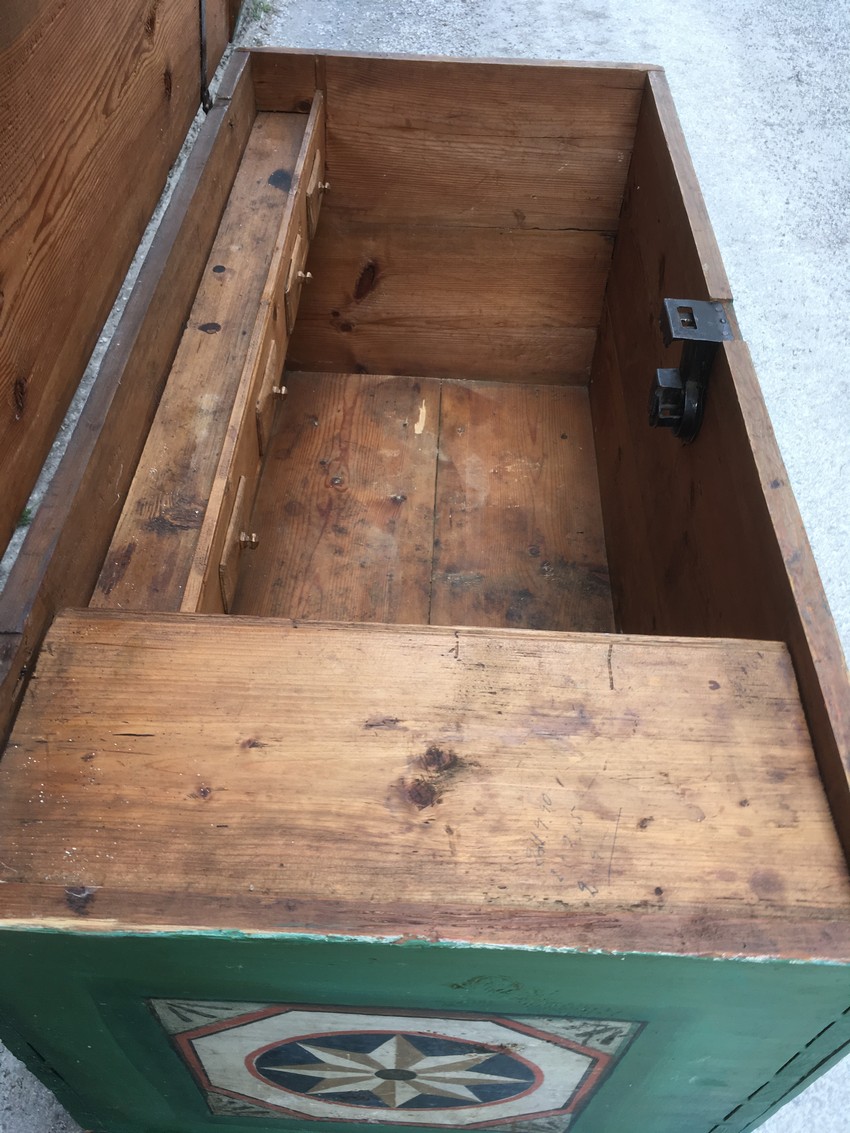 Bauerntruhe handbemalt antik Flachdeckeltruhe mit Innenladen Massivholz grün Heiligenfigur Bauernmöbel Schrank 1840