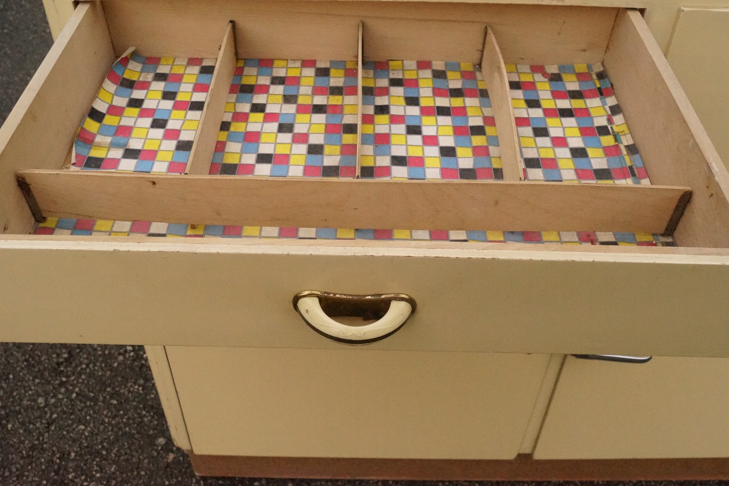 Omas Küchenschrank Midcentury 50er-Jahre