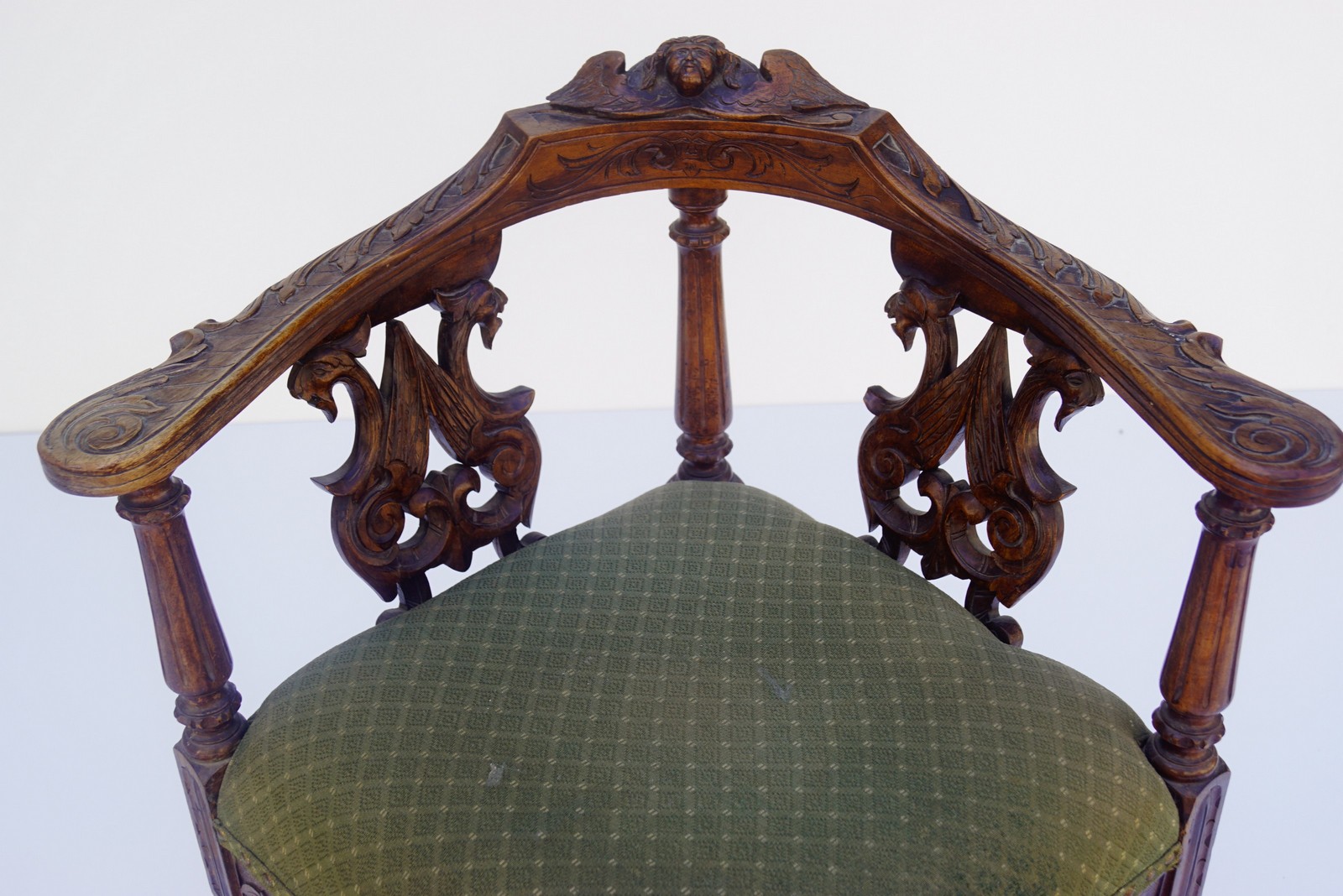 Antiker Eckstuhl Armlehnstuhl Historismus Nussholz Renaissance