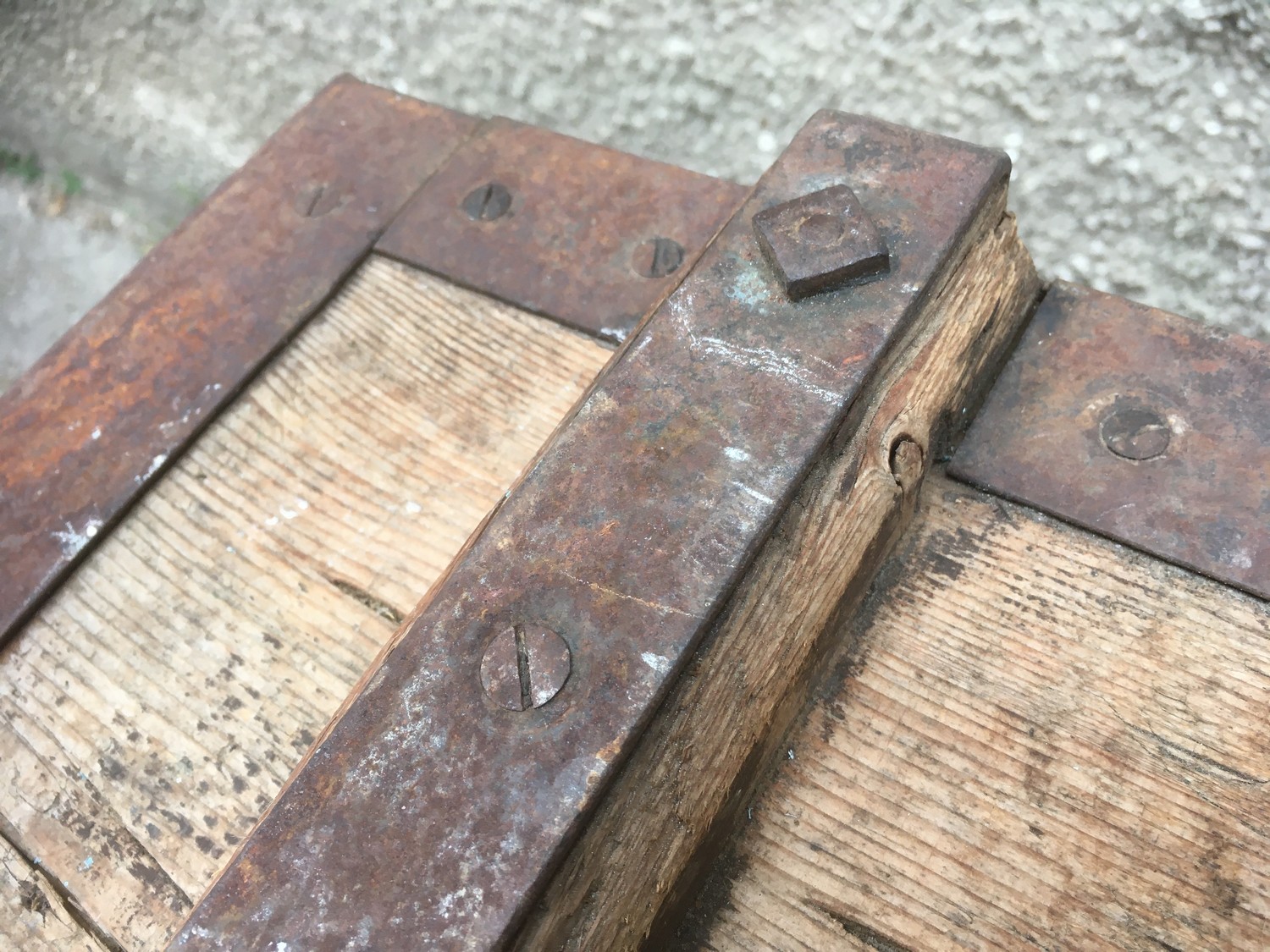 Truhe klein antik Weichholz Eisenbeschläge Schatztruhe Transportkiste schwer