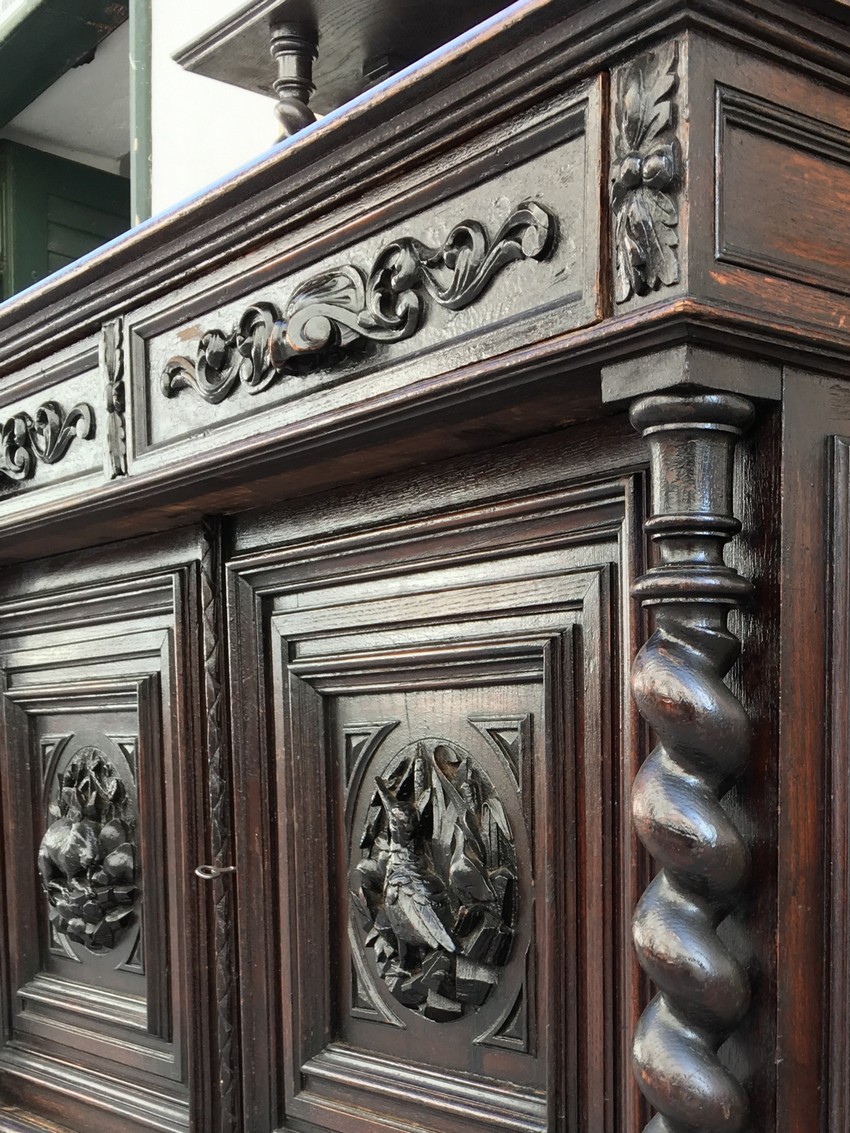 Buffet Schrank antik Vollsäulen Hase Hirsch