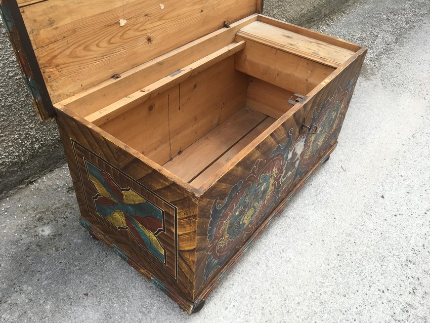 Flachdeckeltruhe bemalt