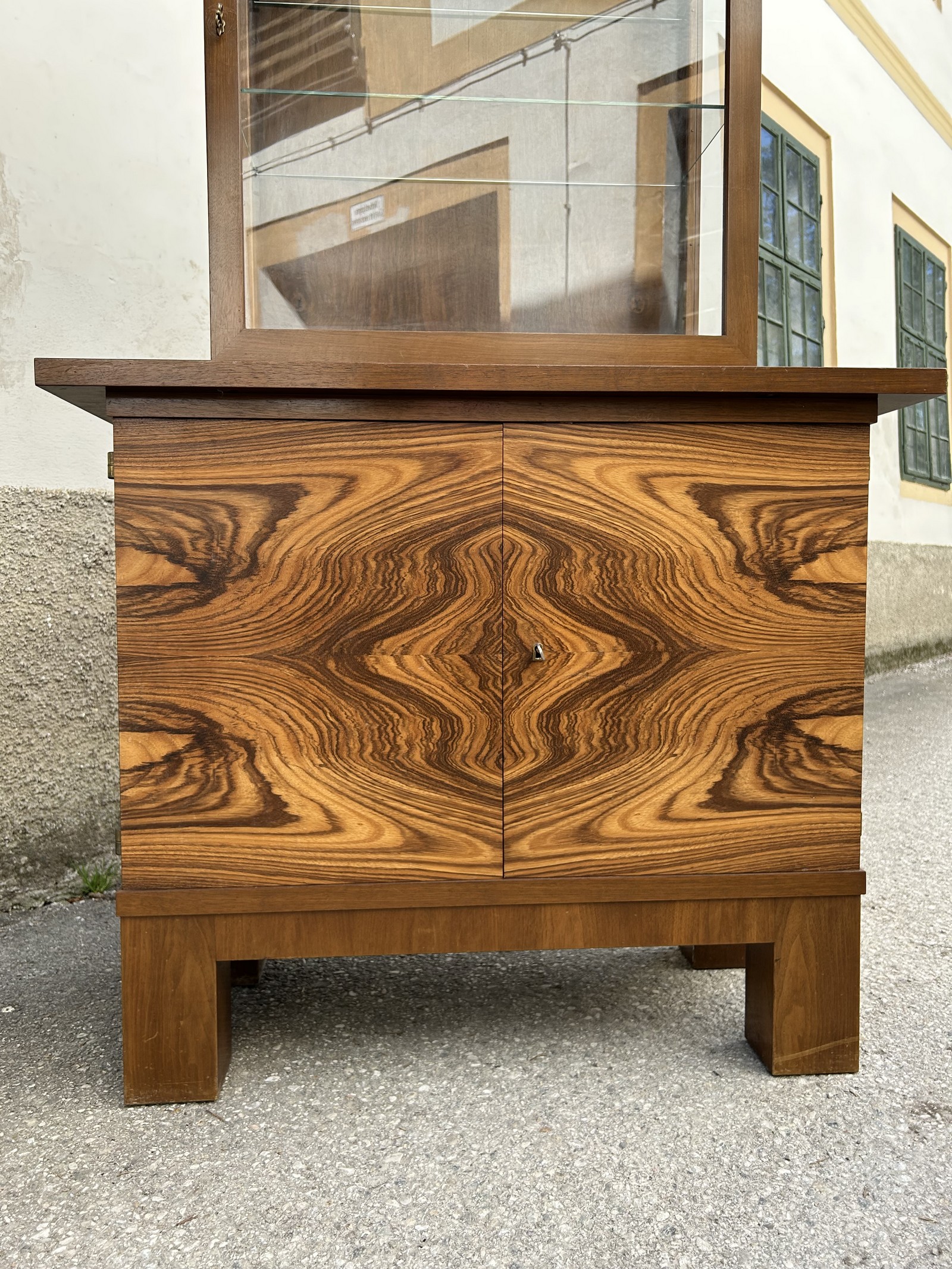Artdeco Schrank furniert Vitrine