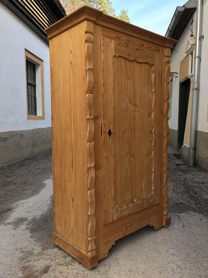 Kleiderschrank antik