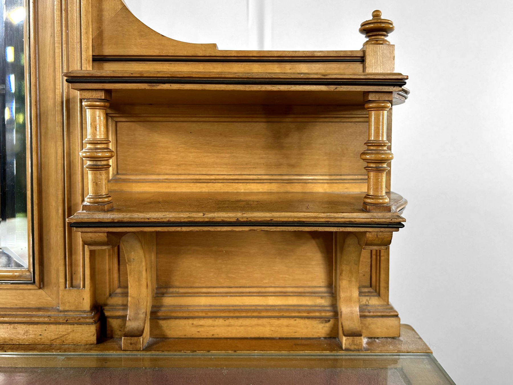 Etagere seitlich Schminktisch antik Nahaufnahme