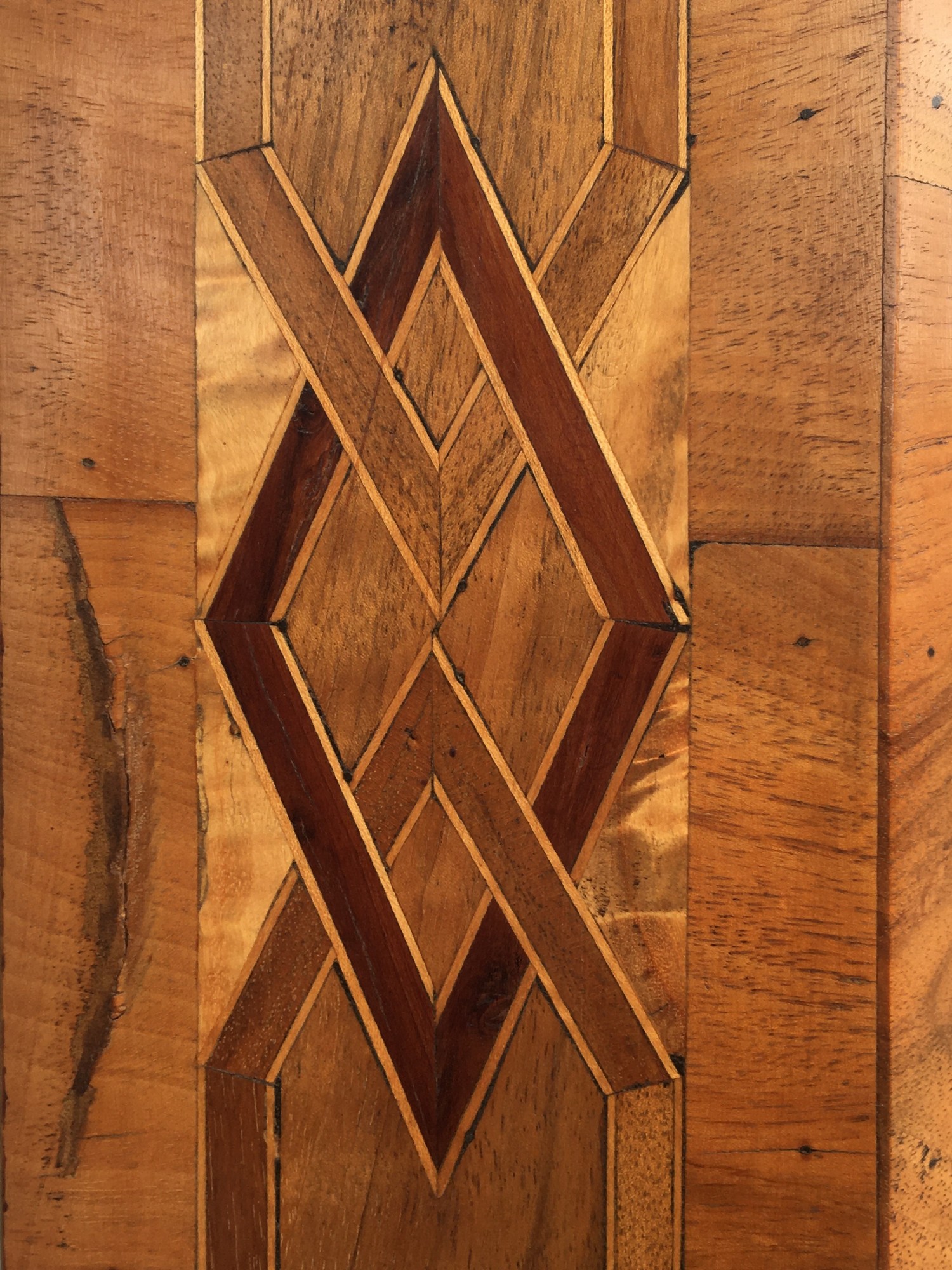 Vitrine Eckvitrine Eckschrank Barockstil Antik Nussholzfurnier Intarsien Edelteil