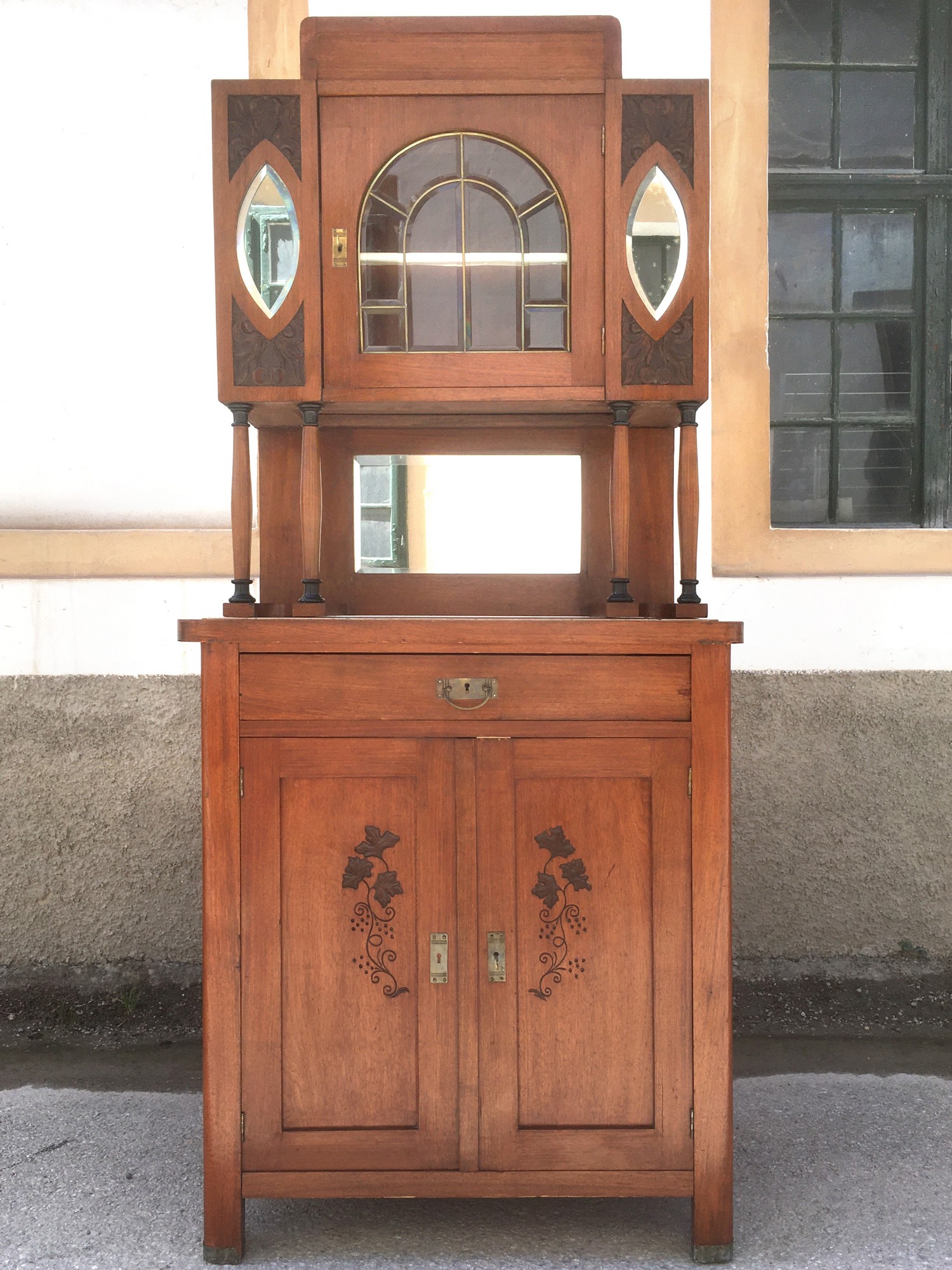 Jugendstil Schrank ArtNouveau secessionistisch Kredenz Vitrine antik Kirschen beschnitztJugendstil