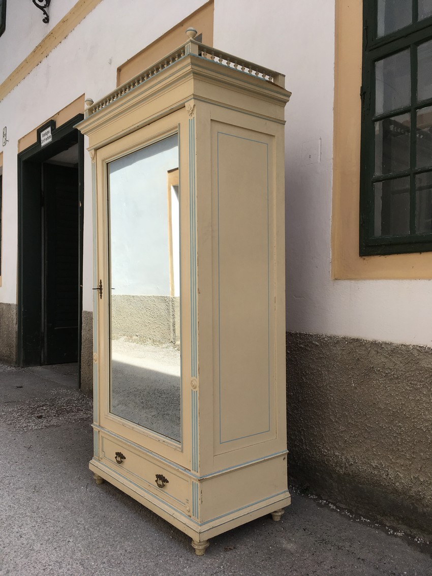 Kleiderschrank antik