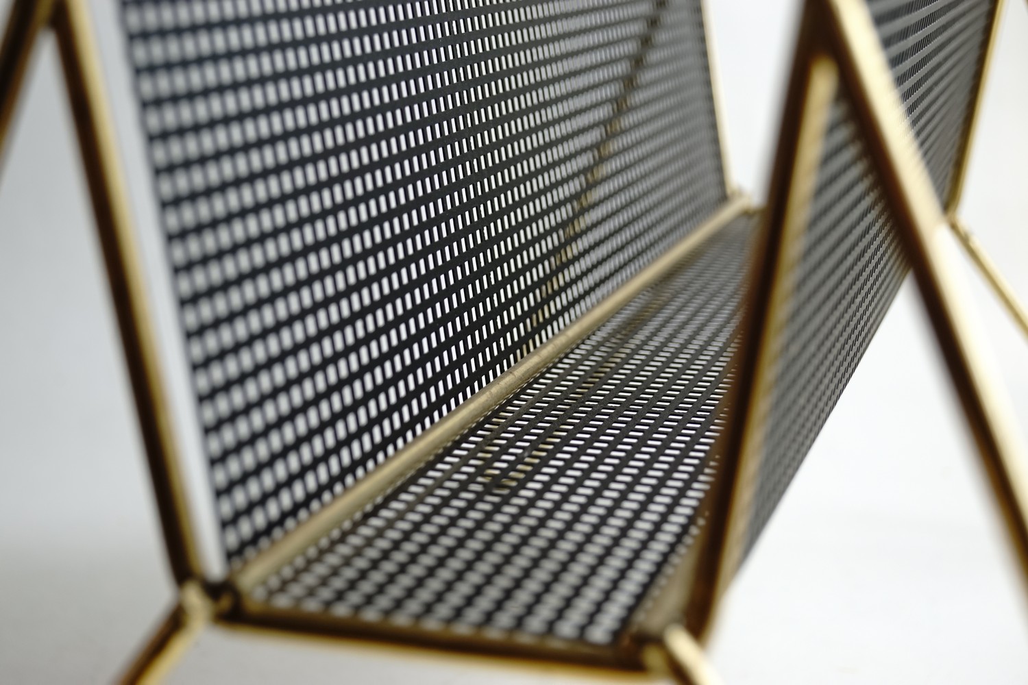 Beistelltisch Retro Metall Midcentury Zeitungstisch noir Industrialdesign