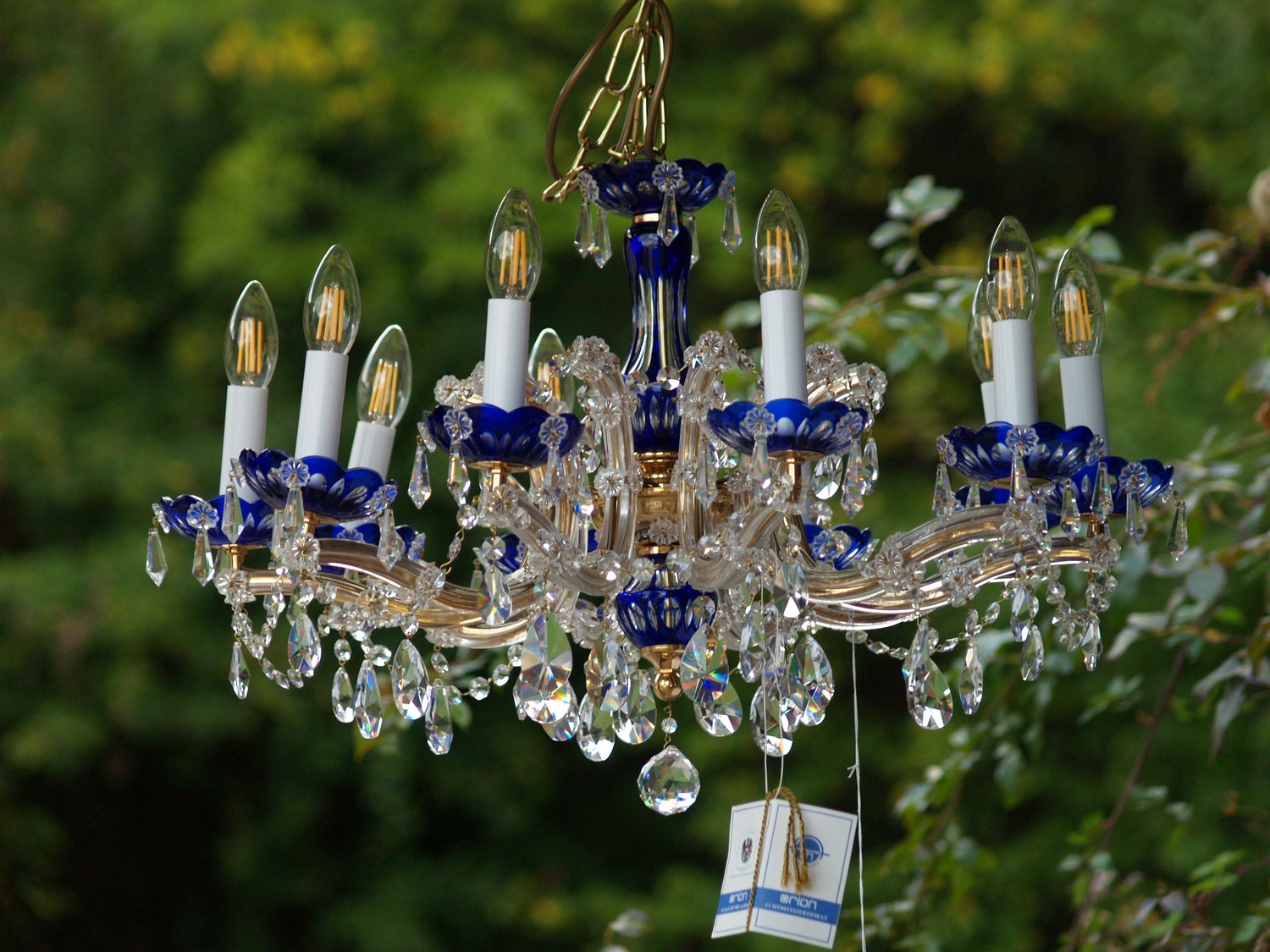 Bleikristall Kronleuchter Böhmisch Design ORION Original Lampe Luster Bleikristalle Kristalle mundgeblasen geschliffen Ausstellungsstück Sale Leuchter Prismen 10-flammig 12 14 60 funkelnd spektralfarben blau gold maria theresia Luster vienna Überfang