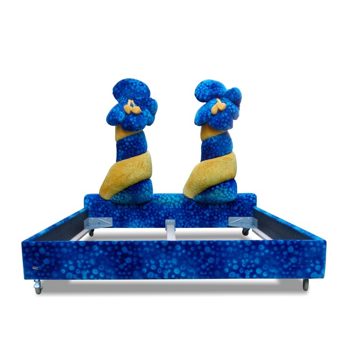 Bretz Aitutaki Bretz Doppelbett Blumen blau gelb Designklassiker