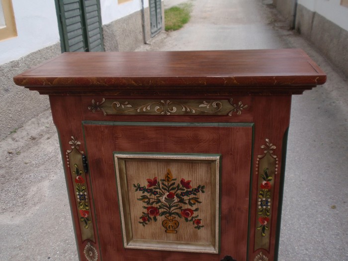 Voglauer Schrank bemalt 