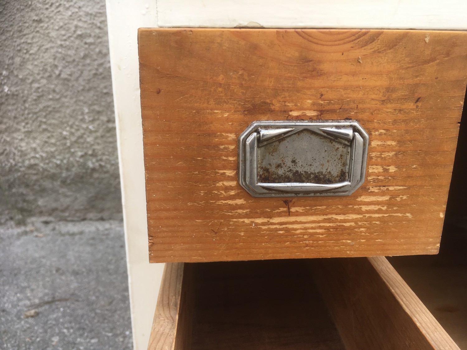 Kommode Vintage weiß Vollholz antik Omas Küchenschrank 30er-/40er-Jahre Schiebetüren Laden