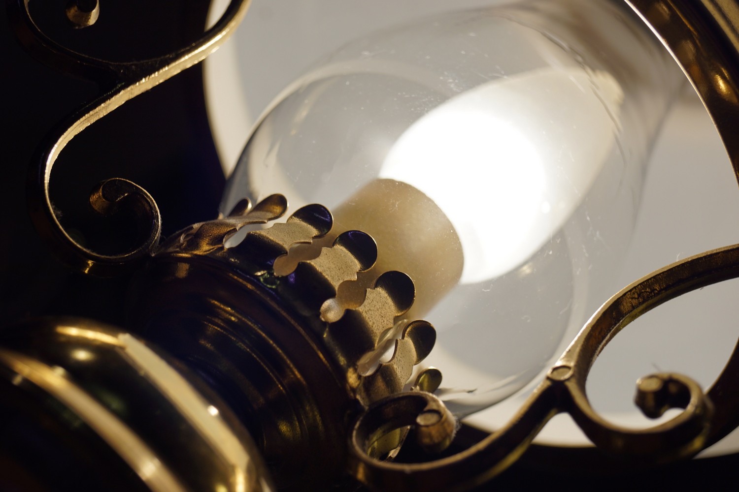 Tischlampe Messing Petroleumlampenstil Glasschirm weiß