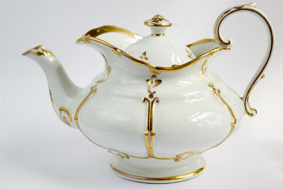 Goldverzierung antikes Porzellan Biedermeier barock