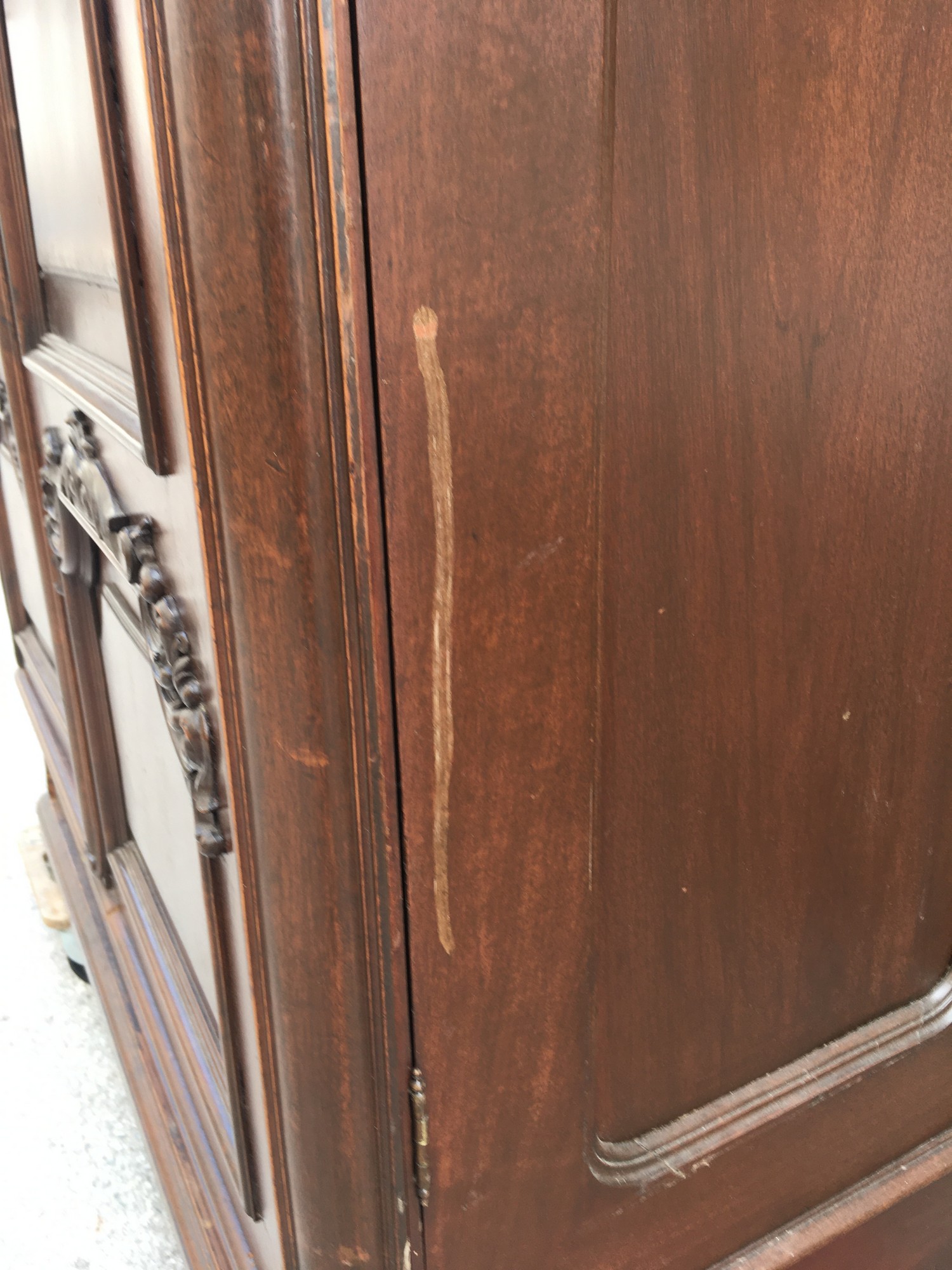 Antiker Kleiderkasten