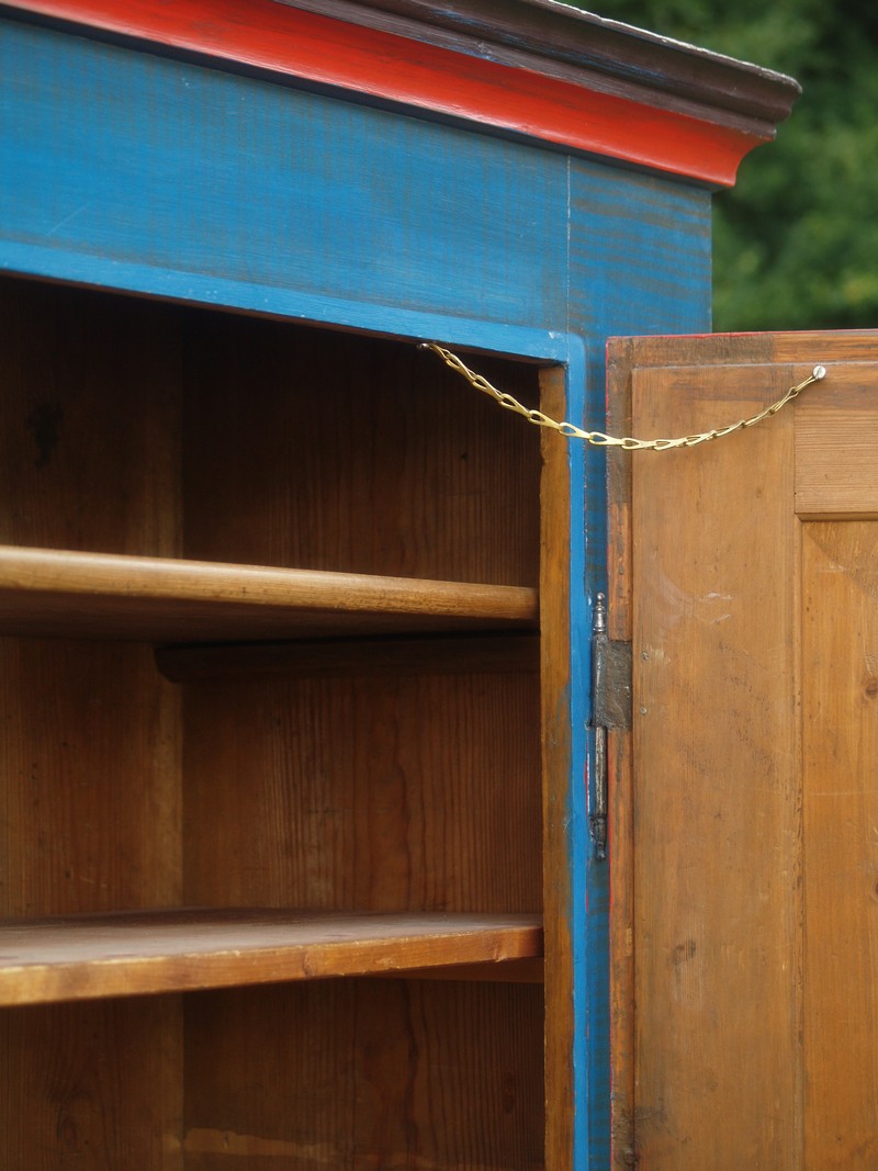 bemalter Schrank alt