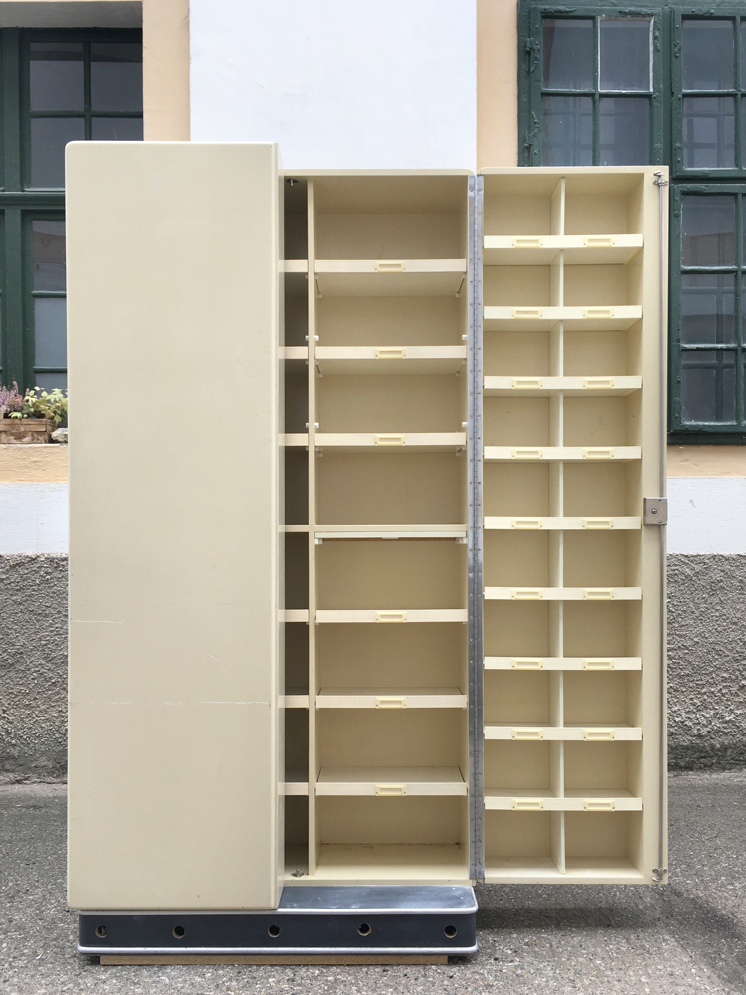 Apothekerschrank Original Arztschrank MidCentury Vintage Metallschrank Retro