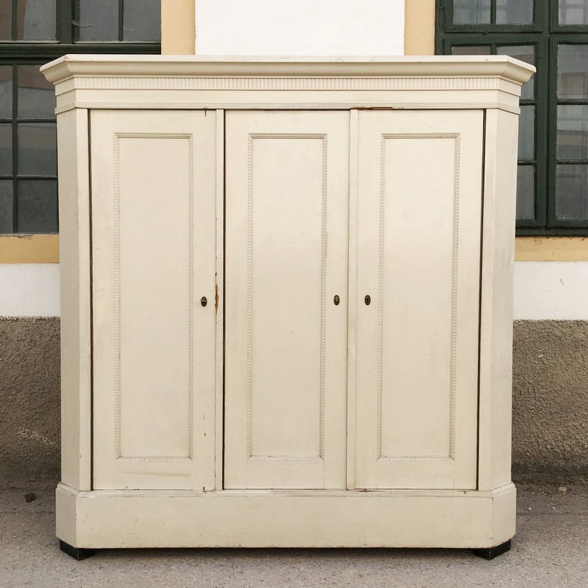 Kleiderschrank dreitürig Vollholz antik creme Dielenschrank Shabby Chic