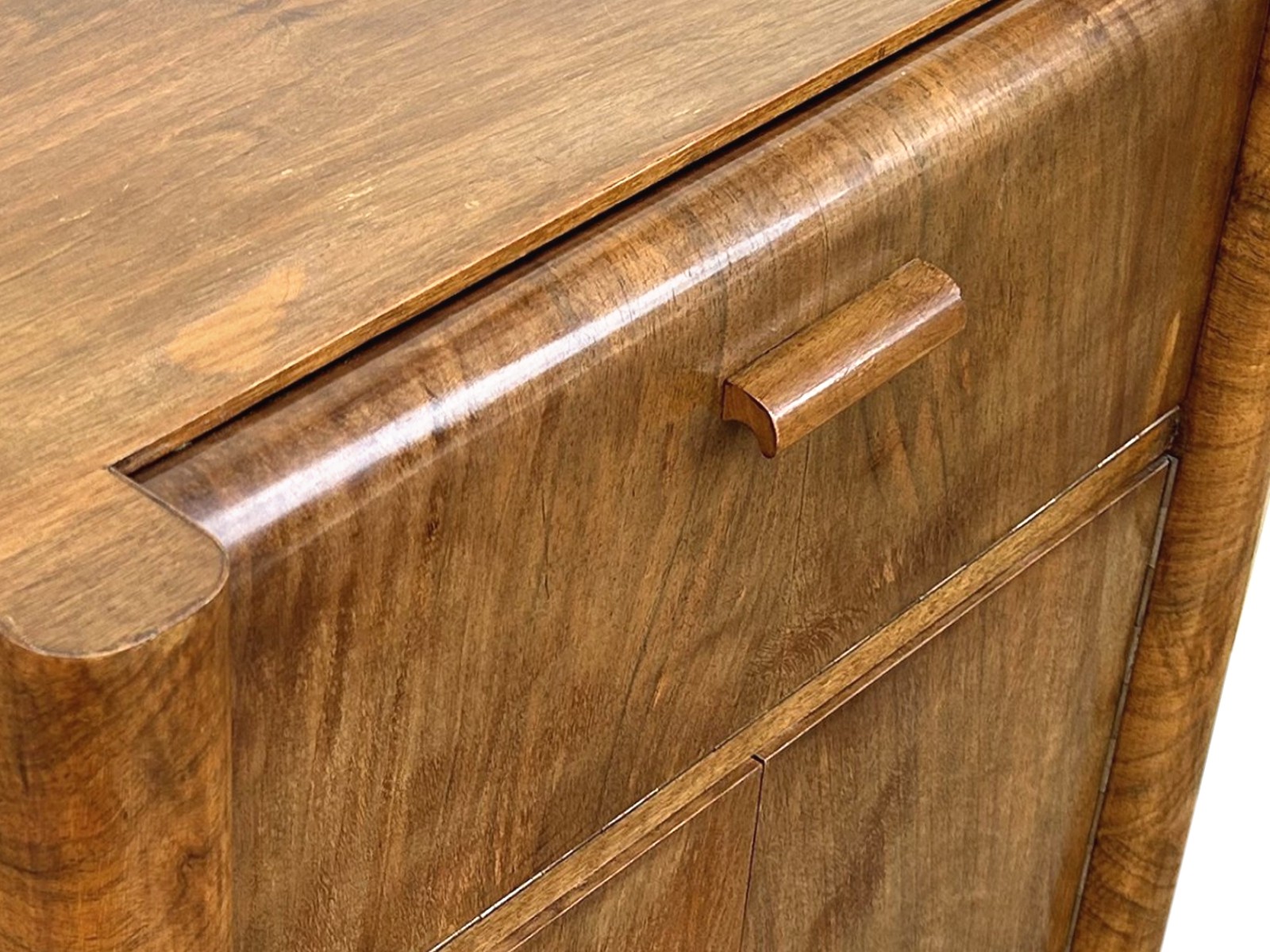 antiker Musikschrank 1940er-Jahre Antiquität Kommode Artdeco Plattenspielerschrank Vintage Design Brutalismus Holz Furnier