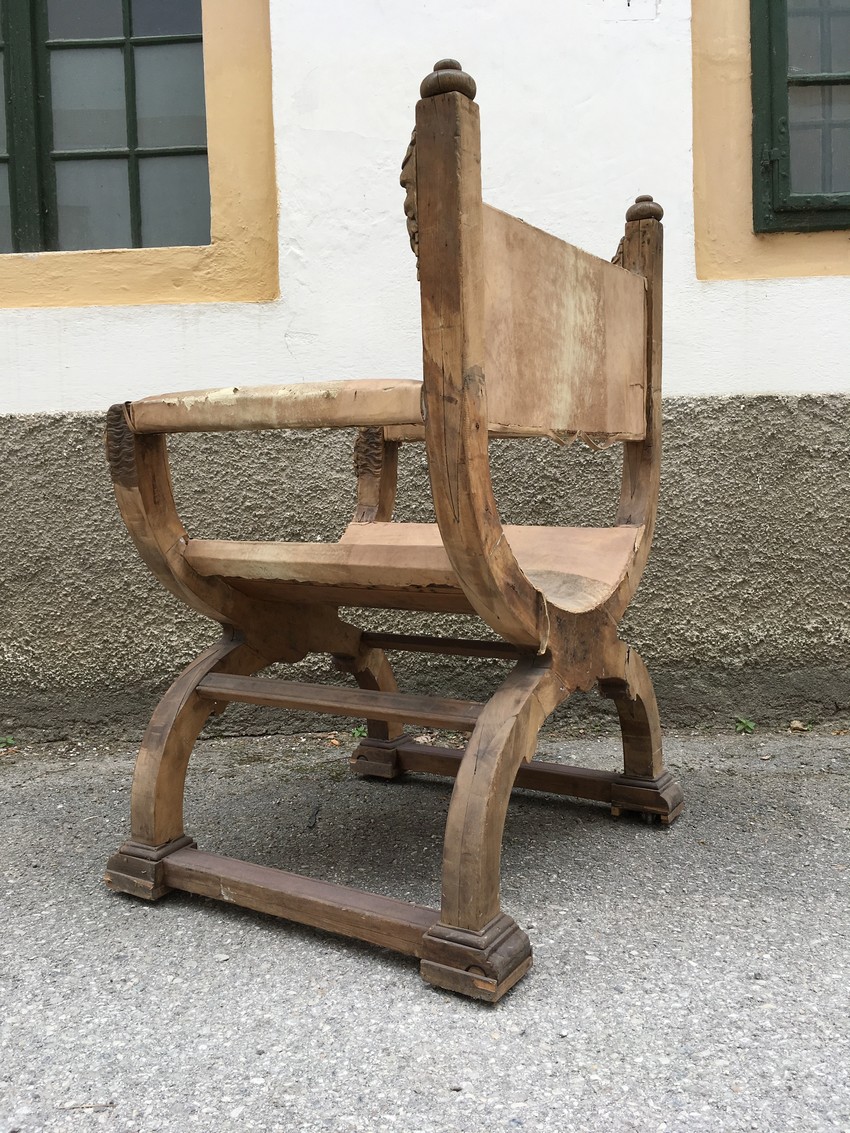 Stuhl antik Lutherstuhl mit Armlehnen Fratzen Maskeronen Satyrköpfe