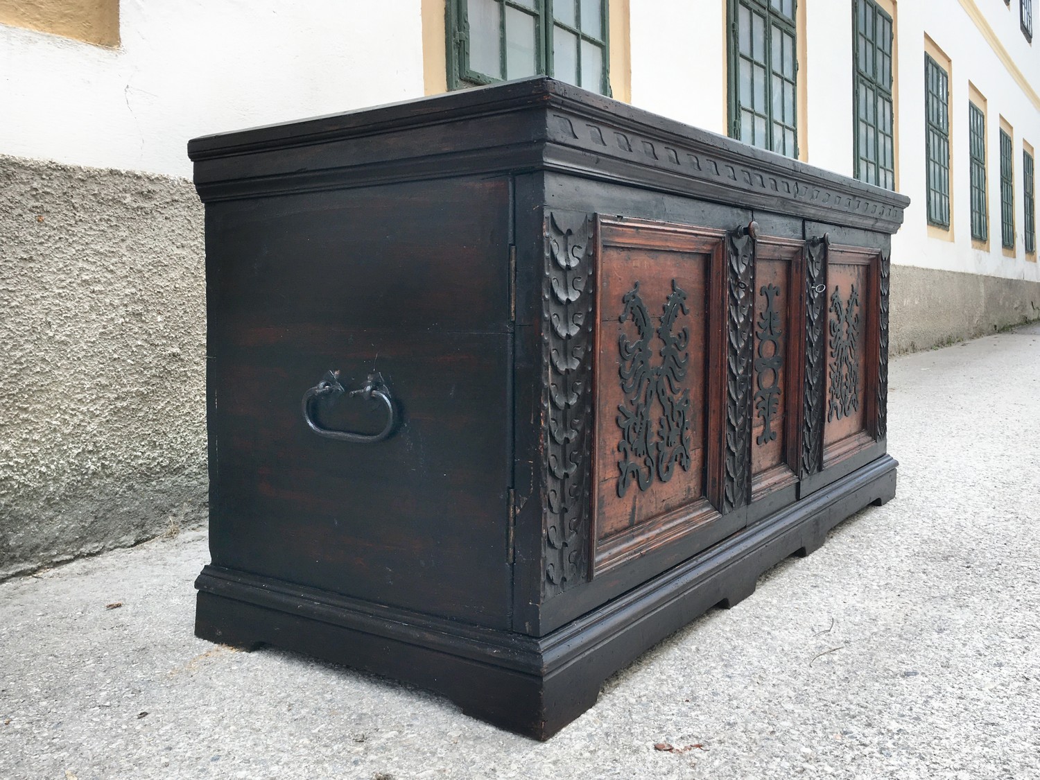 Herrschaftliche Truhe Kommode antik Zirbe massiv ca. 1700 - 1750 restauriert