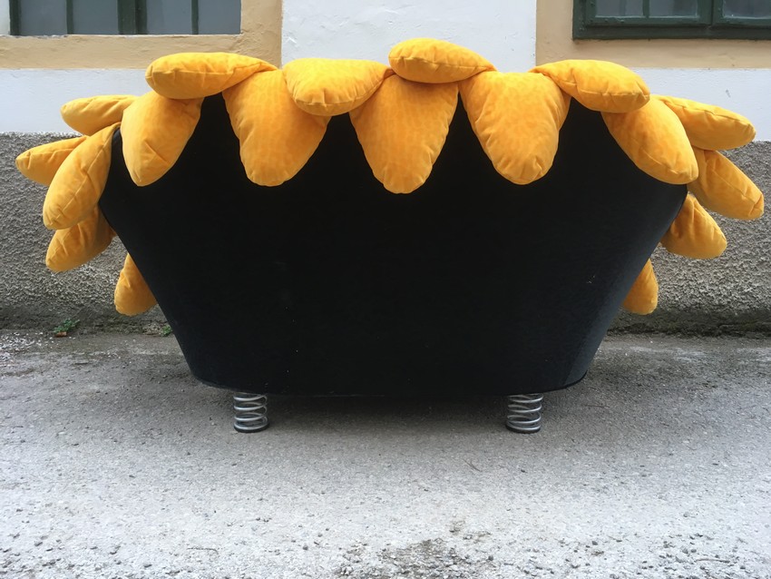 Bretz Sofa Sunny Sonnenblume gelb schwarz Federfüße Ufo Pool