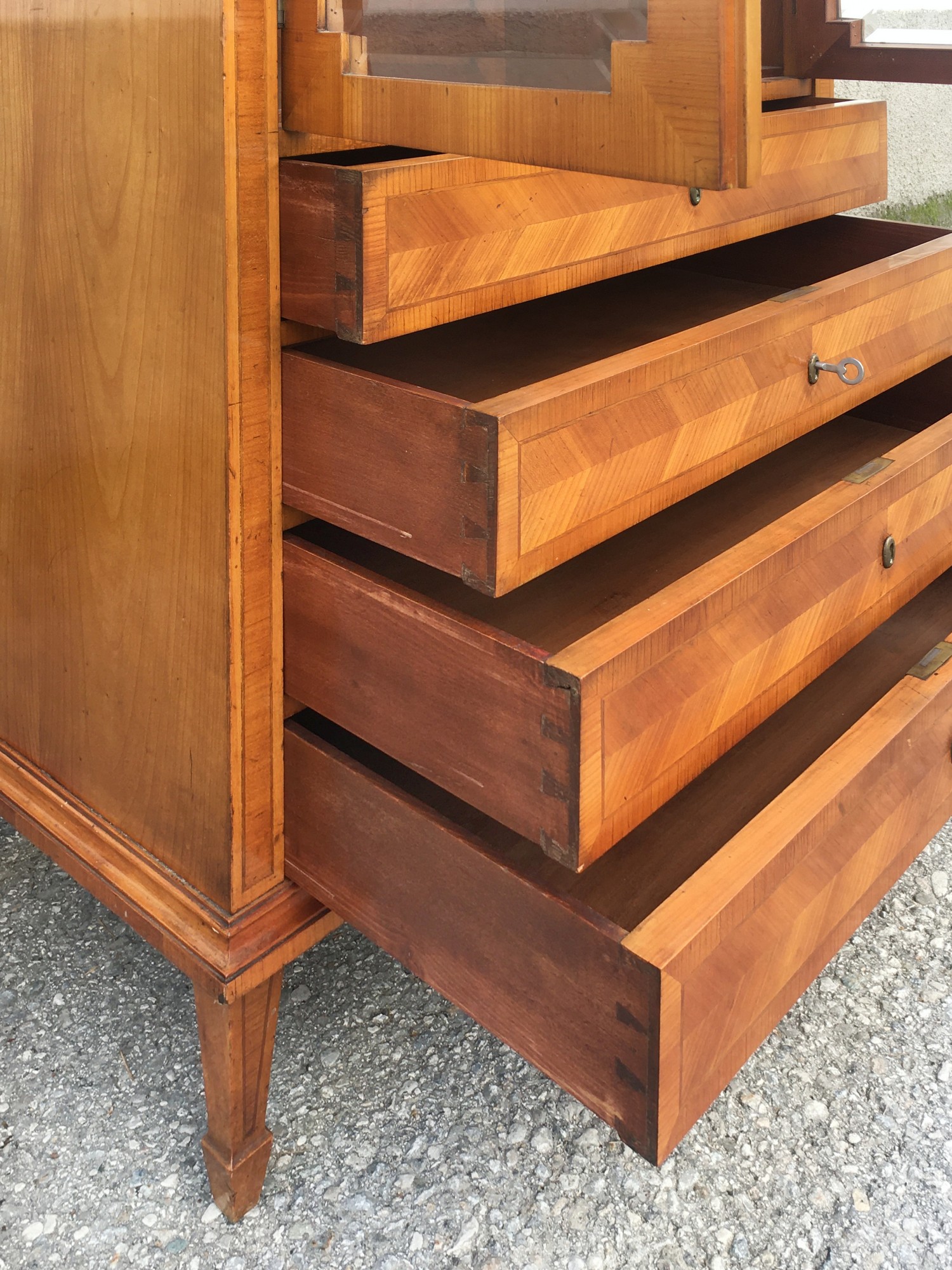 Schrank Vitrine Halbschrank mit Vitrinenteil und vier Laden antik Pfeilerschrank Vertiko