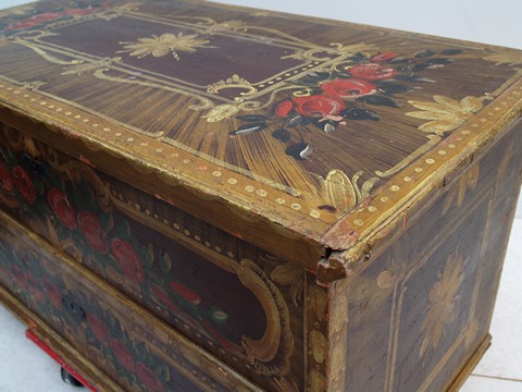 antike Bauerntruhe bemalt