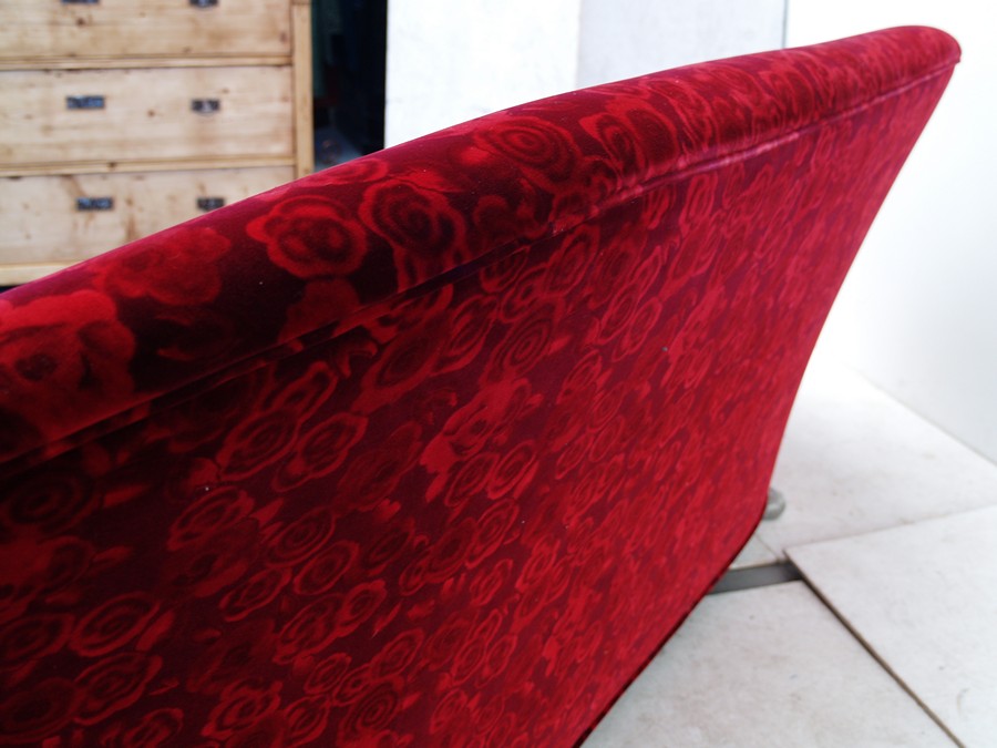 Bretz Sofa Rosenstoff Pool Couch rot