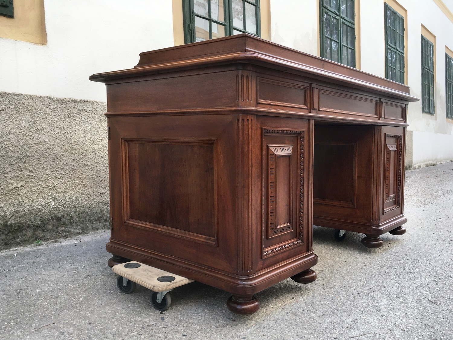 Schreibtisch Historismus antik restauriert groß Freisteher Herrenschreibtisch