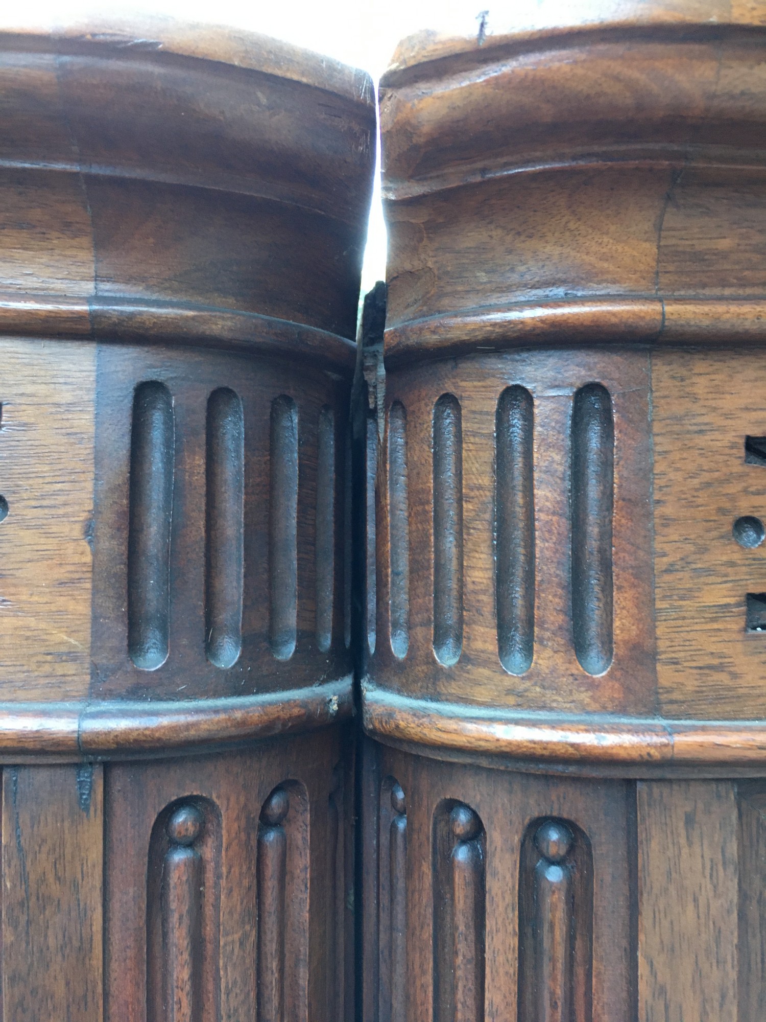 Schrank antik beschnitzt Lisenen Historismus Dielenschrank Garderobe massiv Nussholz