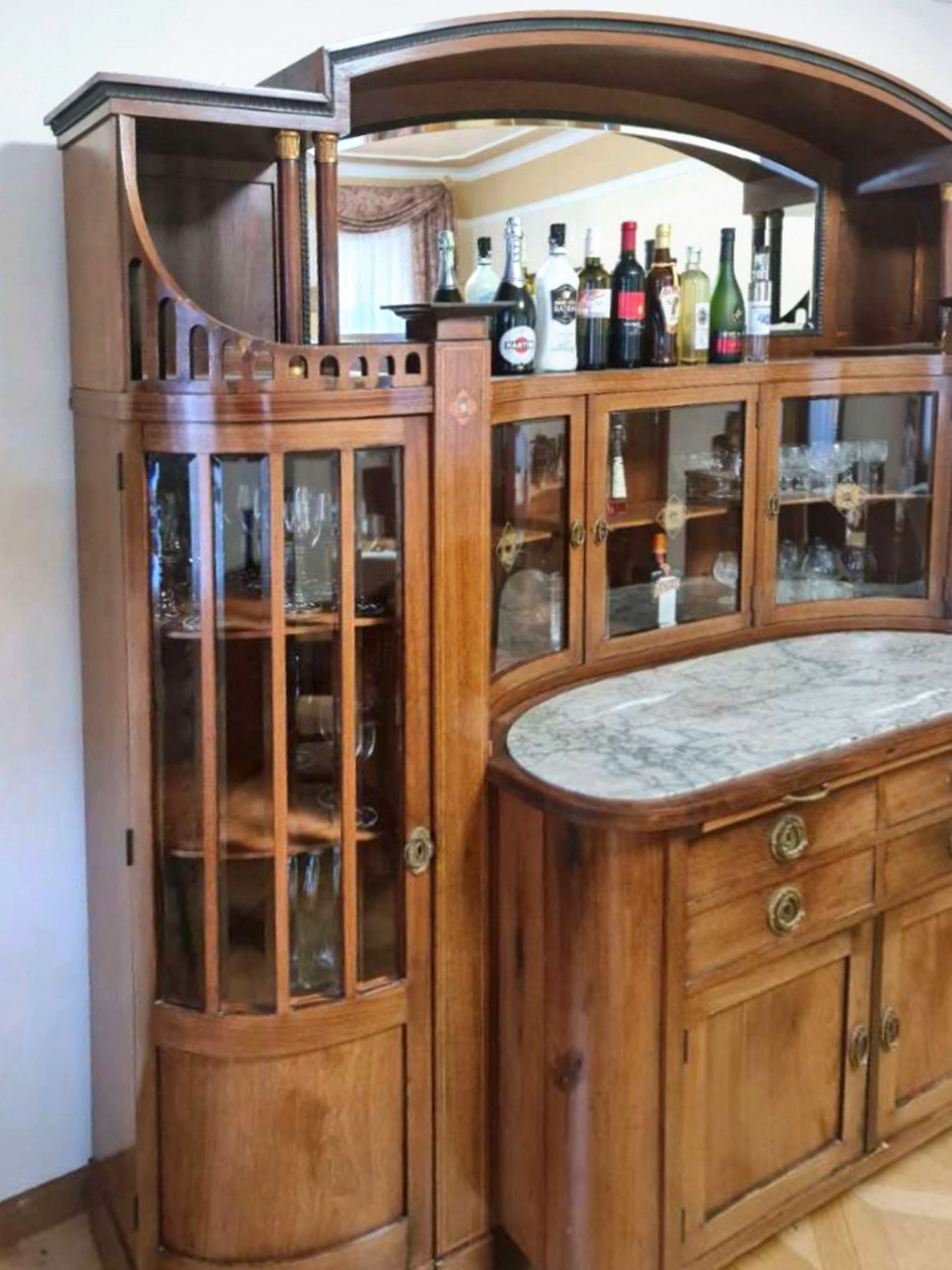 Jugendstil Schrank antike Vitrine nachhaltiges Möbel für nachhaltige Einrichtung Vollholz mit Marmorplatte u facettierte Bleikristallgläser