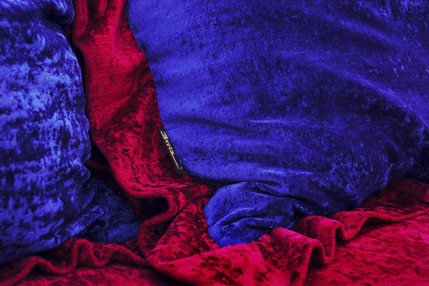 Bretz Kissen Rüschen blau rot Glamoursamt groß rechteckig