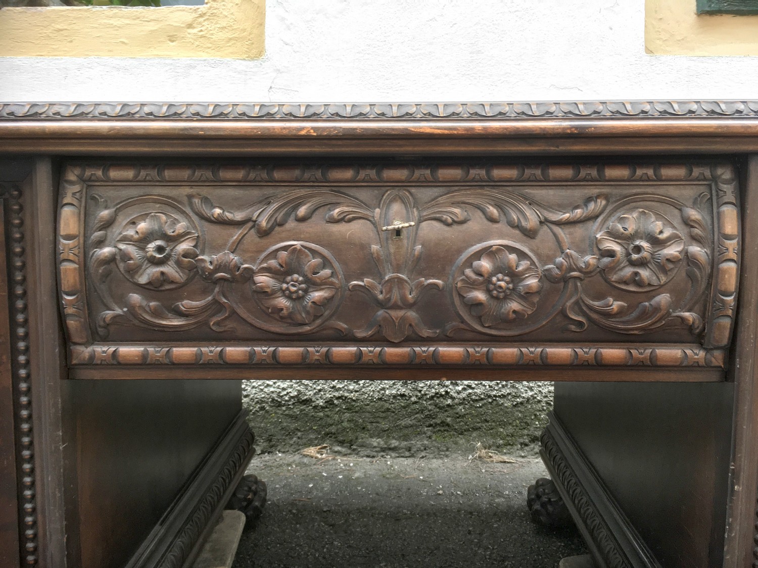 Schreibtisch antik Freisteher Herrenzimmerschreibtisch groß Tatzenfüße Barock Empire Artnouveau beschnitzt